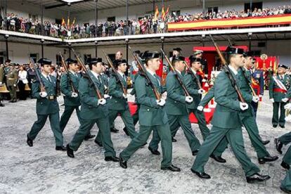 Un grupo de guardias civiles desfila en el cuartel de la calle de Batalla del Salado (Madrid).