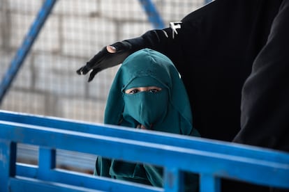 Una niña hace cola junto a su madre para recibir ayudas en la entrada del campo de Al Hol, al noreste de Siria.