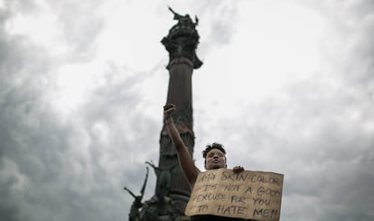 Protesta antiracista davant l'estàtua de Colom a Barcelona, el 14 de juny.