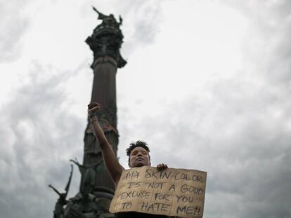 Protesta antiracista davant l'estàtua de Colom a Barcelona, el 14 de juny.