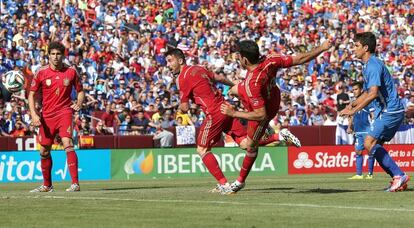 Villa marca ante Costa el primer gol de Espa&ntilde;a.