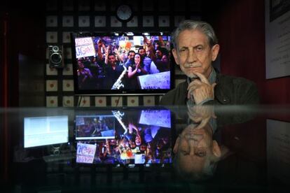 Basilio Martín Patino during the edit of his documentary 'Libre te quiero.'