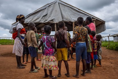 Unas 573.000 personas buscaron refugio en los países vecinos. Se calcula que uno de cada cuatro niños es desplazado o refugiado, como los que aparecen en esta foto, en el campamento de Sangaris en Bambari.