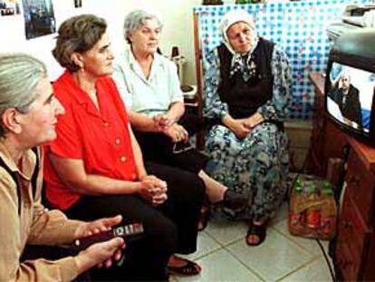 Supervivientes de la matanza de Srebrenica (Bosnia) ven la comparecencia de Milosevic desde Sarajevo.