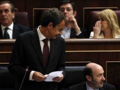 Rubalcaba, sentado al lado de Zapatero antes de abandonar sus cargos en el Gobierno actual.