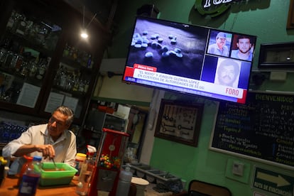 Las noticias muestran a 'El Mayo' Zambada y a Joaquín Guzmán López, en el televisor de una cantina en Ciudad de México, este jueves.