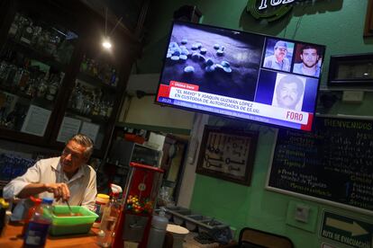 Las noticias muestran a 'El Mayo' Zambada y a Joaquín Guzmán López, en el televisor de una cantina en Ciudad de México, este jueves.