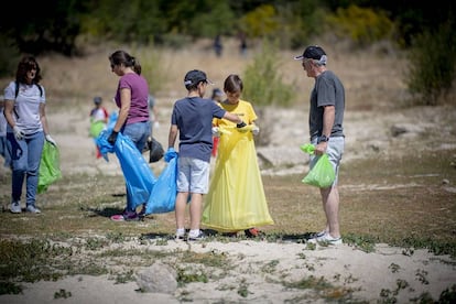 Recogida de basura en el embalse de Valmayor (Madrid) dentro del proyecto Libera, de SEO y Ecoembes.
