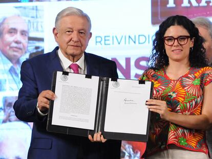 Andrés Manuel López Obrador y Luisa María Alcalde sostienen el decreto de creación del Fondo de Pensiones para el Bienestar, este 1 de mayo.