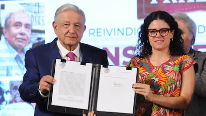 Andrés Manuel López Obrador y Luisa María Alcalde sostienen el decreto de creación del Fondo de Pensiones para el Bienestar, este 1 de mayo.