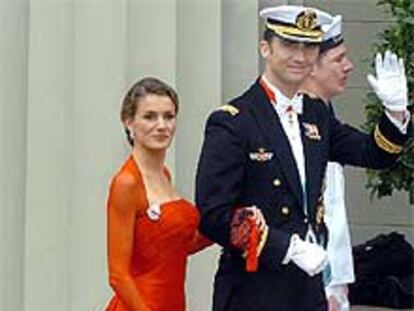 El Príncipe y su prometida, Letizia Ortiz, a la entrada de la catedral de Copenhague.