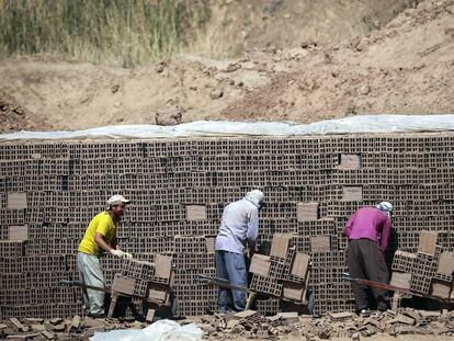 Refugiados afganos trabajan en una obra en Irán.