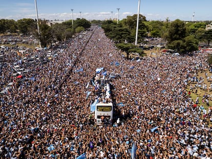 El camión en el que viajaba la selección argentina es recibido en Buenos Aires, el 20 de diciembre de 2022.