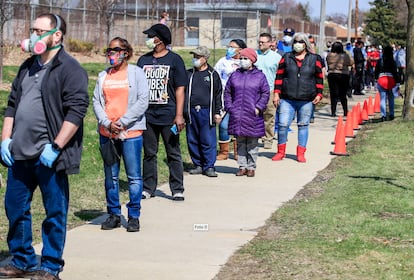 Una fila de personas espera votar en Wisconsin, este martes.