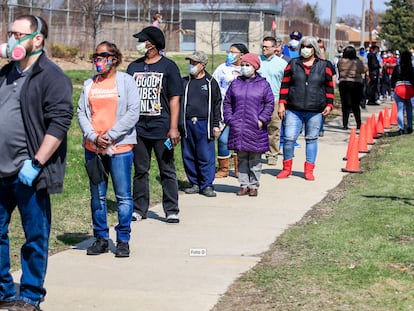 Una fila de personas espera votar en Wisconsin, este martes.