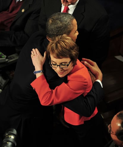 Barack Obama saluda a la congresista Gabrielle Giffords antes del discurso. Giffords aún se recupera del atentado que sufrió hace un año y en el que seis personas perdieron la vida.