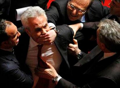 Legisladores italianos intentan evitar los insultos del senador Nuccio Cusumano en la sesión de ayer.