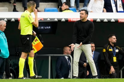 Xavi Hernández se queja al árbitro durante el partido ante el Real Madrid el pasado domingo.