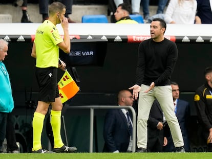 Xavi Hernández se queja al árbitro durante el partido ante el Real Madrid el pasado domingo.