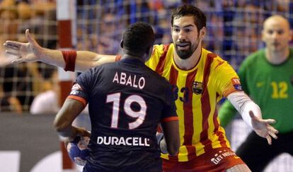 Karabatic trata de parar a Luc Abalo. 