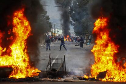Protestas contra el bajo control policial que existe según los vecinos en el barrio de Masiphumele, en Ciudad del Cabo (Sudáfrica).