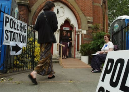 Los británicos fueron, junto a los holandeses, los primeros que acudieron a votar. Son, en cambio, los menos comprometidos con la UE como demuestra el fuerte ascenso del partido UKIP.