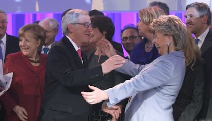 Juncker recibe la felicitación de la vicepresidenta de la Comisión, Viviane Reding. 