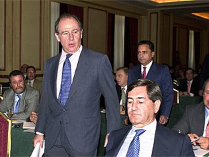 El vicepresidente Rodrigo Rato, en un acto sobre el petróleo. Sentado a la derecha, el presidente de Repsol, Alfonso Cortina, y en segundo plano, Pedro Meroño.