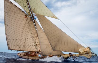 Uno de los tripulantes del 'Marigan' recoge la vela de proa del barco.