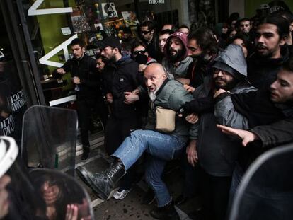 Manifestantes contra a abertura do comércio aos domingos enfrentam a polícia.