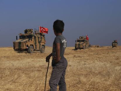 Soldados turcos durante las patrullas conjuntas con tropas estadounidenses en la ‘zona de seguridad’ en el lado sirio de la frontera con Turquía, este viernes.