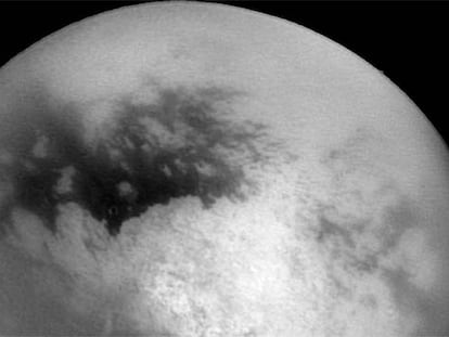 En Titán, <i>Cassini </i>observó nubes el 11 de diciembre (en la imagen).