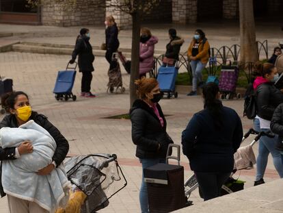 Colas del hambre en la parroquia Santa Maria Micaela y San Enrique de Madrid, el 4 de marzo.