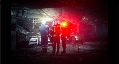 El cuerpo de bomberos en el lugar del incendio.