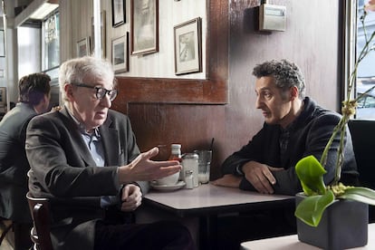 John Turturro junto a su ídolo Woody Allen, a quien logró dirigir en ‘Aprendiz de gigoló’.