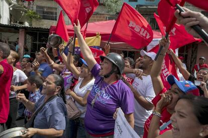 Seguidores del oficialismo, en el barrio de Petare en Caracas (Venezuela).