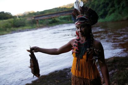 Uma mulher da aldeia Naô Xohã mostra um peixe encontrado morto no rio Paraopeba. Ainda não é possível apontar a extensão da contaminação no rio, mas a Fundação SOS Mata Atlântica também informou que vai ao local nesta terça-feira avaliar a situação.