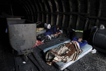 Los mineros duermen sobre colchones.