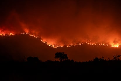 Vista del incendio forestal de Oímbra (Ourense) el martes por la noche.
