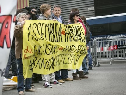 Familiars dels condemnats pel setge, davant la seu de Convergència.