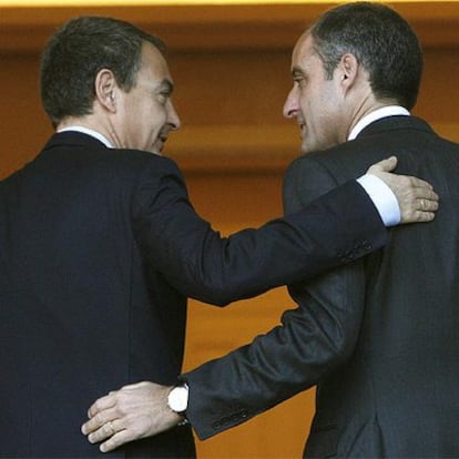 Zapatero recibe a Camps a la entrada del Palacio de La Moncloa