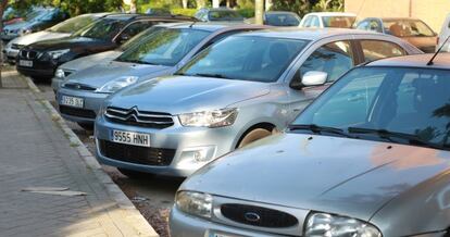 Coches aparcados en una calle