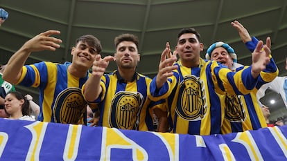 Aficionados argentinos con la camiseta de Rosario Central celebran la victoria de la selección de su país ante Australia en el Mundial de Qatar, en diciembre de 2022.