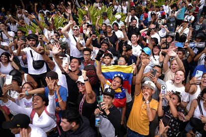 Personas protestan contra Maduro en Caracas, el 30 de julio.