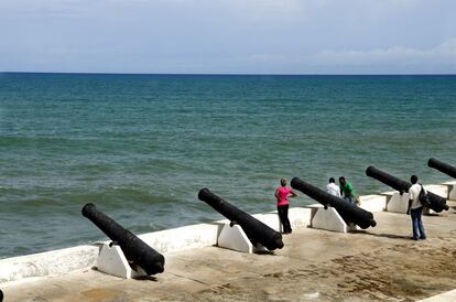 Cañones en el fuerte de Cape Coast, en la costa de Ghana.