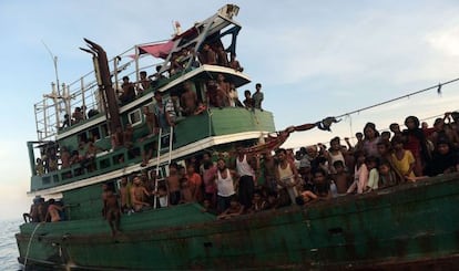 Refugiados rohingya, en un barco en aguas tailandesas, el pasado jueves.