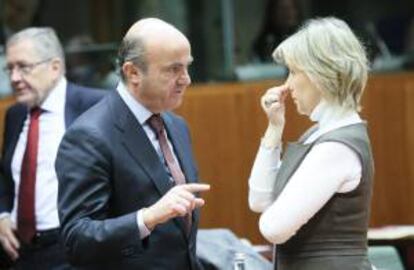(i-d) El ministro de Economía y Competitividad español, Luis de Guindos, conversa con la ministra de Finanzas de Portugal, Maria Luis Albuquerque, al inicio de una reunión del Ecofin celebrada en Bruselas (Bélgica).