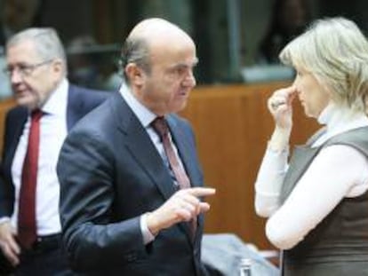 (i-d) El ministro de Economía y Competitividad español, Luis de Guindos, conversa con la ministra de Finanzas de Portugal, Maria Luis Albuquerque, al inicio de una reunión del Ecofin celebrada en Bruselas (Bélgica).