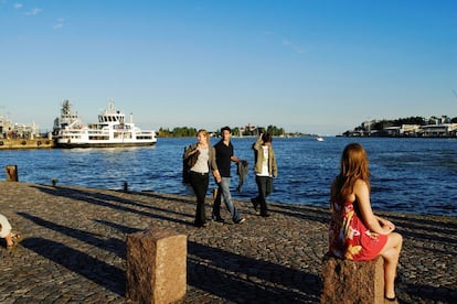 Las sofisticadas capitales nórdicas son el contrapunto a la naturaleza salvaje de los países del norte de Europa. Estocolmo, Copenhague y Helsinki (en la foto, la zona portuaria), o incluso Oslo y Reikiavik, pueden presumir de museos, galerías de arte, tiendas de diseño, iniciativas ciudadanas y, claro está, de su gastronomía, cada vez más innovadora y premiada. Aunque cada una es diferente, todas tienen algo en común: un estilo nórdico inconfundible, cuya calidad de vida se percibe en las calles, en los parques y en los escaparates.