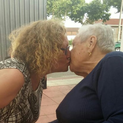 Rosa García besa a su madre Rosa Rodríguez en una foto cedida por la familia.